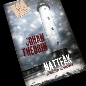 Nattfåk - Säljer boken 'Nattfåk' av Johan Theorin. Omslaget pryds av en dramatisk bild av en fyr vid stormigt hav. Boken är en spännande kriminalroman med inslag av psykologisk thriller, perfekt för dig som gillar mystik och spänning. Utgiven av Wahlström & Widstrand. Bokomslag #böcker #bokomslag