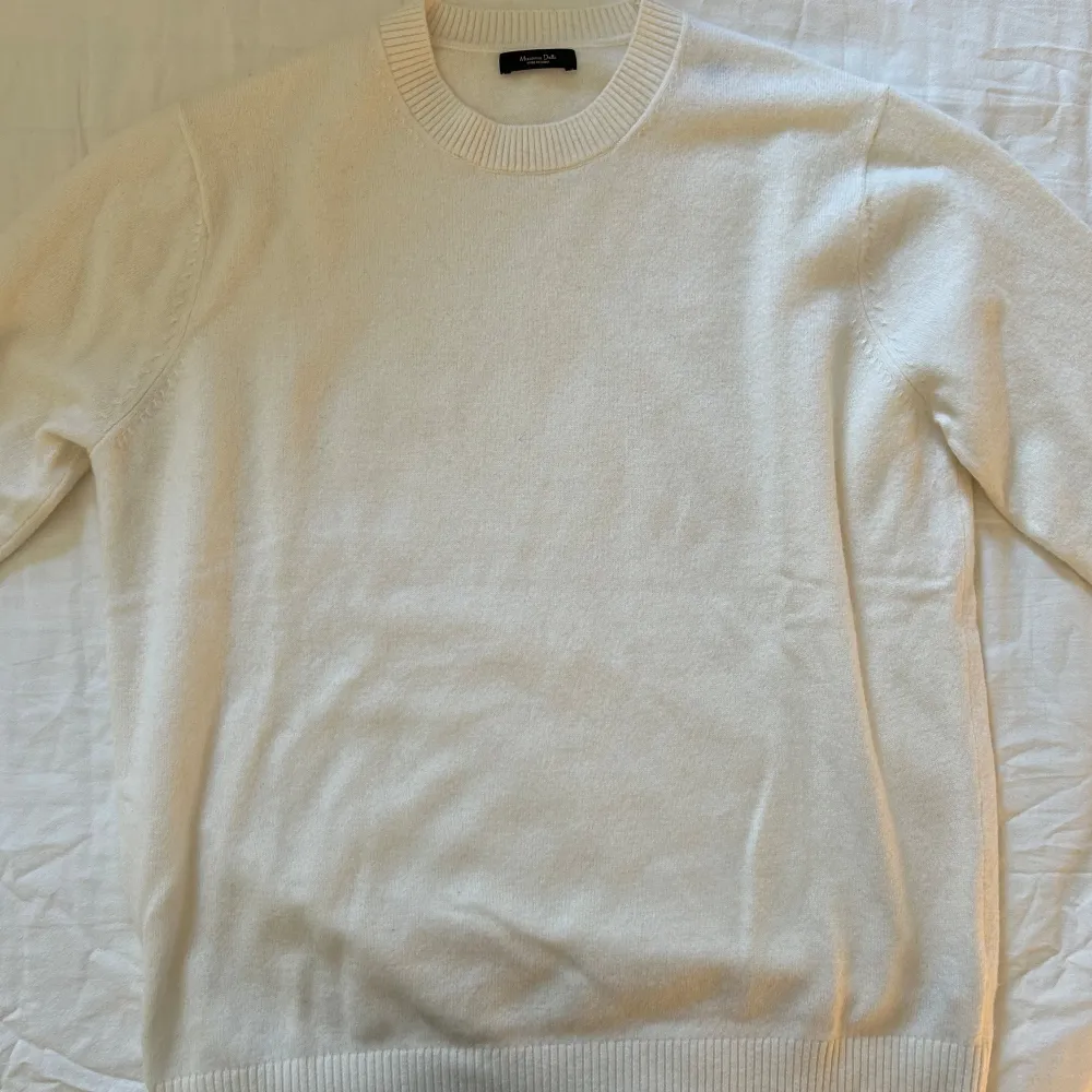Säljer en stilren vit stickad tröja från Massimo Dutti. Tröjan har en rund halsringning och ribbade muddar vid ärmslut och nederkant. Perfekt för en klassisk och tidlös look. . Neuletakit & Villapaidat.