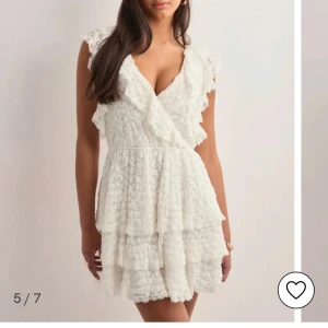 Vit klänning nelly - Jättefin vit klänning från Nelly i strl S. Perfekt till studenten, skolavslutning eller andra tillfällen! Helt ny, lappar kvar!