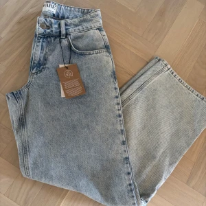 Ljusblåa jeans Aware 🌸 - Snygga ljusblå jeansbyxor från Aware med hög midja och raka ben. Helt nya med prislapp kvar. Nypris: 700kr. Perfekta för en avslappnad look🌸