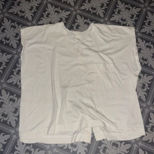 Vit blus från InWear - Säljer en vit blus från InWear. Blusen har en enkel design med knappar på baksidan och en liten bröstficka