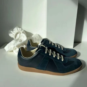 Maison Margiela Skor - Säljer dessa feta maison margiela skor i nyskick, använda 2 gånger. Riktigt fet färg som passar till allt möjligt,  dustbag medkommer, obs ingen låda. Passar perfekt till våren/sommaren. Nypris ungefär 6500kr, kontakta för kvitto/mer bilder!