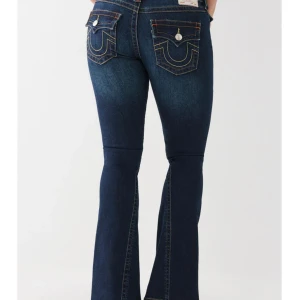 Mörkblå true religion jeans - Snygga mörkblå true religion bootcut jeans i modell Joey, säljer då de är förstora för mig. använda fåtal gånger och är upplagda, enkelt att bara sprätta upp. nypris 1299kr, frakt tillkommer