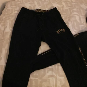 Hugo boss mjukis - Bra skick, storlek M, kofta kan köpas med för mindre pris. Säljer pga använder inte längre. Pris kan diskuteras vid snabb affär 