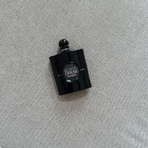 YSL Black Opium Parfym 🖤🩷 - Yves Saint Lourent Black Opium 90ml som är använd men finns lite kvar (se näst sista bilden för ungefär mängd). TOPPNOTER: Mandarin, Päron. HJÄRTNOTER: Blommor, Jasmin, Kanel, Mirabell. BASNOTER: Kaffe, Patchouli, Vanilj. Nypris 1665kr! FÖRST TILL KVARN!🩷🖤(BUNDLERABATT VID KÖP AV FLER ARTIKLAR!)