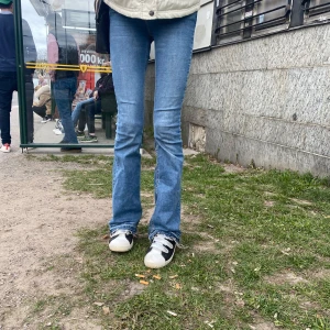 Blå bootcut jeans - Snygga blå bootcut jeans i modell ”low waist jeans”. Köpta på ginatricot för 500kr. Bra skick men säljer för billigt eftersom jag sprättar upp slutet av byxorna så de passar någon runt 170cm. Assnygga men säljer då jag växt ur de 💗. Säljer exakt samma i svart på min sida, båda för 250kr!