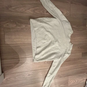 Vit stickad tröja från H&M - Säljer en stilren vit stickad tröja från H&M. Tröjan har en klassisk design med långa ärmar och ribbade kanter vid ärmslut och nederkant. Perfekt för kyligare dagar. Hör av dig vid intresse! 🤍väldigt liten i storleken och väl använd💞