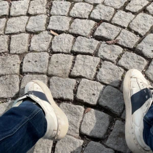 Vita sneakers med marinblåa detaljer  - Snygga vita sneakers med breda svarta ränder på sidorna. Skorna har en klassisk design med snörning och rund tå. Perfekta för en avslappnad stil. Säljer dessa otroligt billigt då jag köpt nya. Finns en del defekter. Accepterar nästan alla pris. Kom privat för mer bilder.