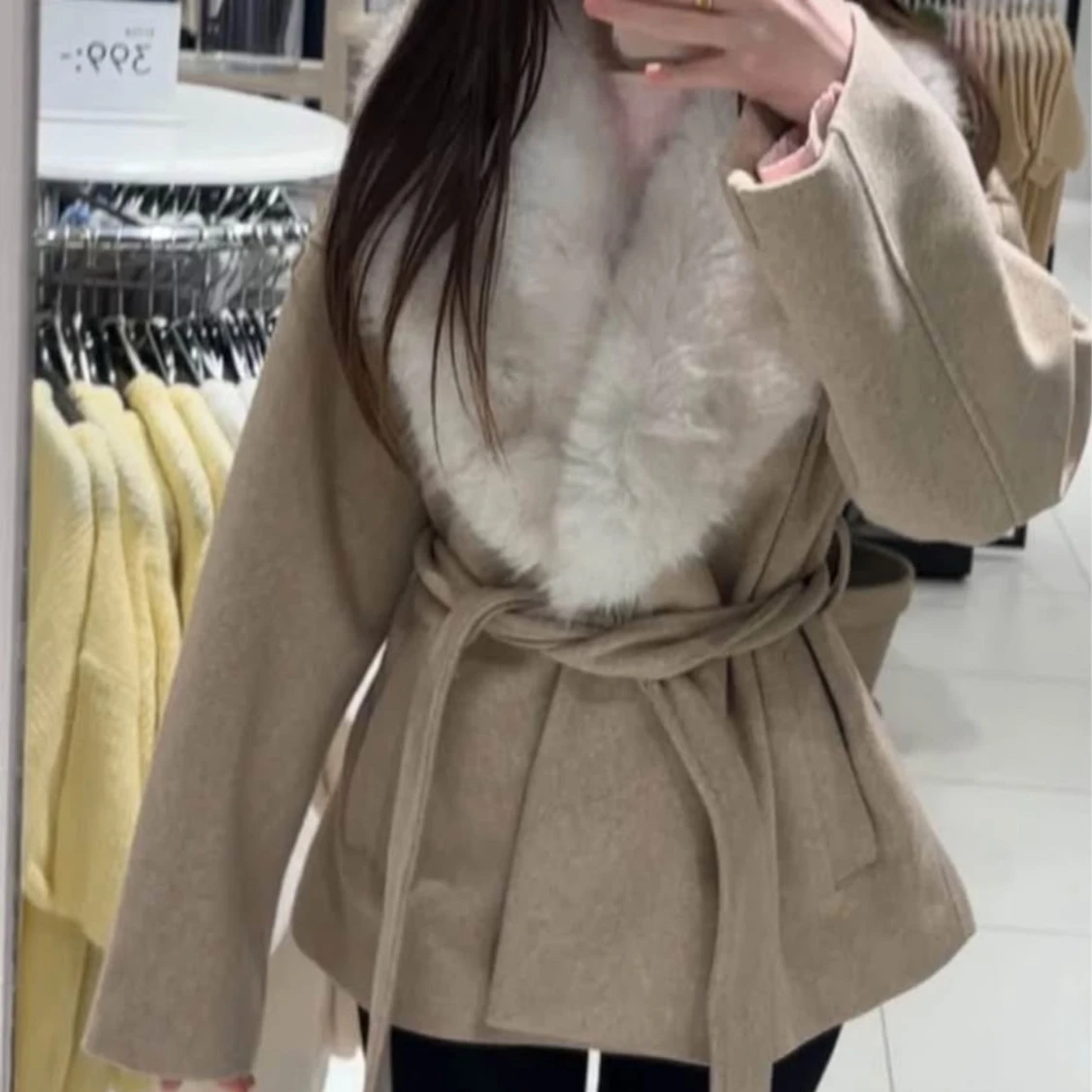 Beige kappa med pälsdetalj