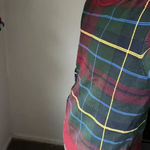 Rutig tröja från GANT - Nypris 1900kr. Mitt pris 550kr. Kan gå ner i pris. Asfet och väldigt unik tröja. Passar till mycket och ger en unik look. Mycket bra skick. Knappt använd. Storlek M