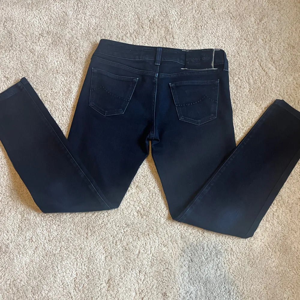 Ett par galet snygga mörkblå Jacob cohen jeans i storlek 28-passar dig som är runt 170 eller dig som är lite längre beroende på hur du vill att dem ska sitta, skicket är även i princip nytt, notera att fickorna på jeansen kan upplevas vara små, vid fler frågor hör gärna av dig!. Farkut & Housut.