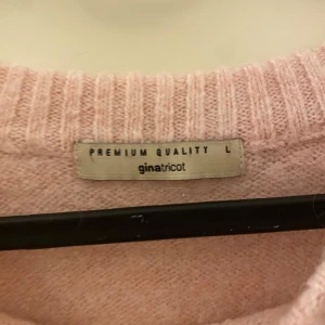 Rosa stickad tröja från Gina Tricot - Mysig rosa stickad tröja från Gina Tricot i premiumkvalitet. Tröjan har en rund halsringning och långa ärmar, perfekt för kyligare dagar. Den har en avslappnad passform som ger en bekväm känsla.