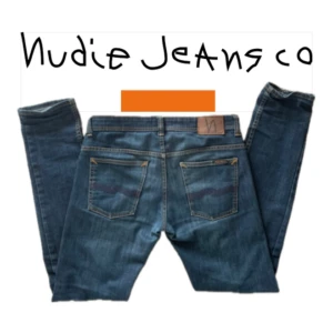 Blå jeans från Nudie Jeans - Snygga blå jeans från Nudie Jeans med klassisk femficksdesign. Jeansen har en slim passform och är tillverkade i högkvalitativt jeanstyg. Byxorna är i mycket bra skick. Kontakta för fler bilder eller funderingar. 😇
