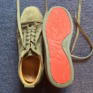 Gröna Louboutins - Skorna kommer inte med en låda dustbags eller något liknande. de har använts lite men är i fantastiskt skick. Jag är öppen för erbjudanden.