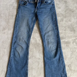 Gina Tricot Jeans - Bra skick. Inga fläckar och hål etc. Fickor bak med lock som stängs med en metallknapp. 
