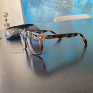 Ray-Ban boyfriend solgladögon - Ett par Ray-Ban boyfriend i riktigt bra skick, använda ett par fåtals gånger: SKICK 9/10.