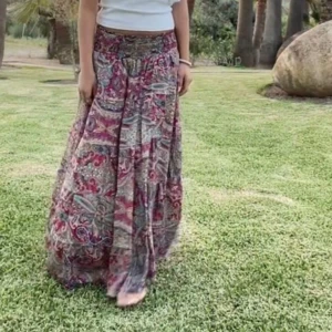 Mönstrad långkjol  - Säljer en färgglad och mönstrad långkjol i bohemisk stil. Köpte den utomlands för 500kr! Är 155 och den går ner i marken.