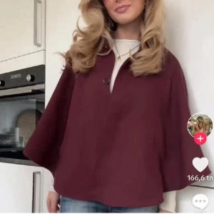Vinröd cape / kappa - Snygg vinröd kappa med knappar framtill. Superpoppis o finns inte att köpa längre. Fint skick! Använd fåtal gånger ❤️ (lånade bilder) säljer vid bra bud endast!