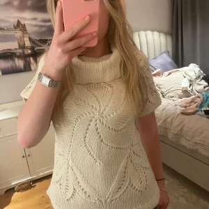 Stickad t-shirt - Säljer denna super söta tröjan som inte kommer till användning! Den är lite lång men går att vika upp om man skulle vilja det!🩷🩷