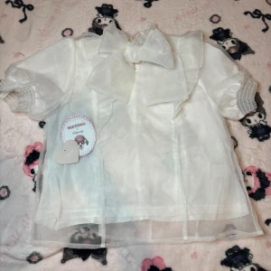 Majoretty jirai kei blus - Blus från Majoretty i kollaboration med Sakimaru-chan, en  populära influenser inom jirai kei! Blusen är i gott skick och endast minimalt använd! Säljer då den är i fel storlek för mig! Passar någon med byst mellan 93-101 cm! 🌸