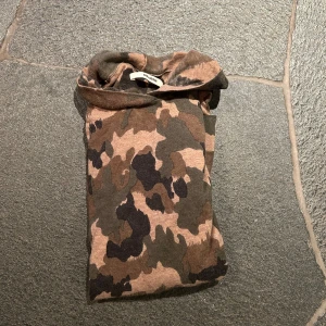 Camouflage hoodie från Zadig & Voltaire - Säljer en cool camouflage hoodie från Zadig & Voltaire. Tillverkad i 100% kahsmir. Nypris: 2499 Mitt pris: 399