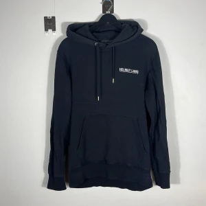 Helmut Lang hoodie  - Riktigt schysst Helmut Hoodie, inget kan gå fel med denna. Bra skick och i färgen svart samt storlek L men sitter där mellan M och M
