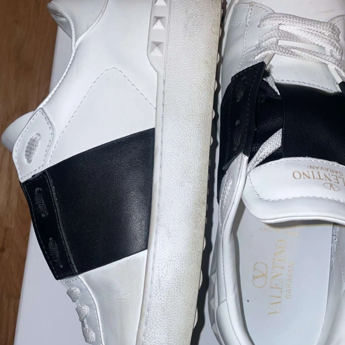 Valentino Garavani sneakers i vitt och svart - 1