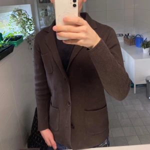 John Henric kofta - Säljer en stickad kofta från John Henric. Sparsamt använt mycket bra skick. Storlek S. Hör av dig ifall du har några frågor eller funderingar.