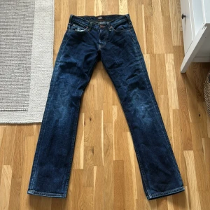 Blå jeans från Lee - Säljer ett par klassiska blå bootcut jeans från Lee. Helt oanvända, tyvärr en lite defekt på baksida vad men inget man tänker på!