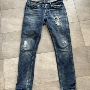 Dondup George jeans - Säljer nu dessa riktigt feta Dondup George jeansen, de är riktigt fint skick och storlek 34 har ni övriga frågor skriv till oss🤩