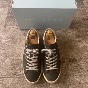 Philippe Model skor - mörkgrön - Säljer ett par mörkgröna Philippe Model skor i storlek 41. Det finns box📦och Kvitto 🧾till. Hör av dig om du har fler frågor ‼️😊Nypris som de köptes på är 340€ = 3 700kr som ni kan se på boxen. Priset kan diskuteras💸