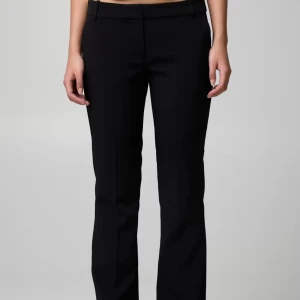 Svarta kostymbyxor - Snygga svarta kostymbyxor med en klassisk design. De har en rak passform och är perfekta för en stilren look. Byxorna har hällor för bälte och en diskret dragkedja framtill. De är från bikbok och är modellen Vera. Säljer för jag köpte försmå. Dem är i jättefint skick och knappt använda då jag inte vill använda försmå byxor🥰