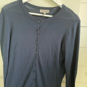 Mörkblå kofta från Basic You - Säljer en  mörkblå kofta från Basic You! I storlek S och knappt använd!💕