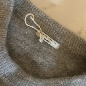 Grå stickad tröja från Gina Tricot helt ny - Mysig grå stickad tröja från Gina Tricot,helt ny aldirg använd jätte mysig o skön översizes
