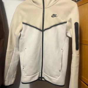 Nike tech - Nike tech i storlek XS i bra skick. Priset kan diskuteras vid snabbaffär!