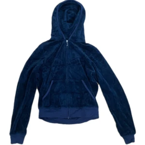 Mörkblå hoodie från Juicy Couture - Säljer en snygg mörkblå hoodie från Juicy Couture i mjukt material. Det står large men den är liten.
