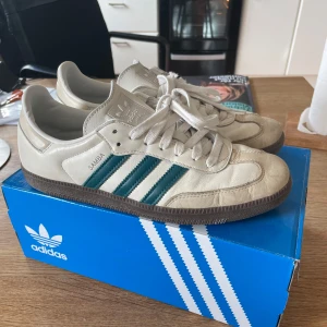 Adidas Samba OG - Säljer ett par samba OG skor i nästan nyskick, org. pris 1350kr. Skolåda med andra skosnören medföljer. Bara att skriva ifall ni har några frågor! Kvitto finns också