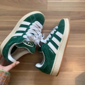 Gröna Adidas Campus sneakers (nya) - Helt nya! Har använt kanske två gånger. Blev aldrig att jag använde dom! Jätte sköna och fina :) Storlek 38.