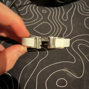 Vitt H armband - Snyggt vitt H armband från Herm@s med en stilren design och silverdetaljer. Perfekt nu till sommaren för endast 550 så kom dm vid frågor