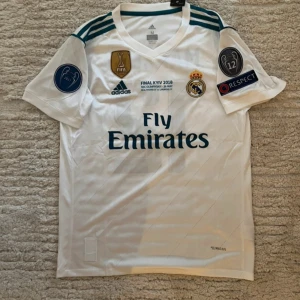 Vit Real Madrid fotbollströja Med Marcelo på backsidan  - Säljer en vit Real Madrid fotbollströja med Marcelo på backsidan för 550 kr prisbakn diskuteras