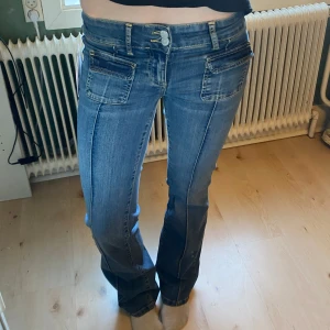 Blå jeans med fickdetaljer - Snygga blå jeans med hög midja och bootcut-stil. De har unika fickdetaljer framtill! Aldrig använda st 36.
