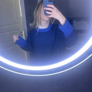 Blå stickad tröja med mönster - Säljer en snygg blå stickad tröja med ett unikt mönster. Storlek M men passar mig som är en Xs!🤗💝☺️