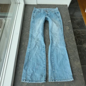Blå bootcut jeans - Jättesnygga blå bootcut jeans💗 säljer då de inte passar mig. Bilderna är lånade från den tidigare säljaren.  Mått: midja: 37,5cm,  midjehöjd: 19cm, innerbenslängd: 78cm💗