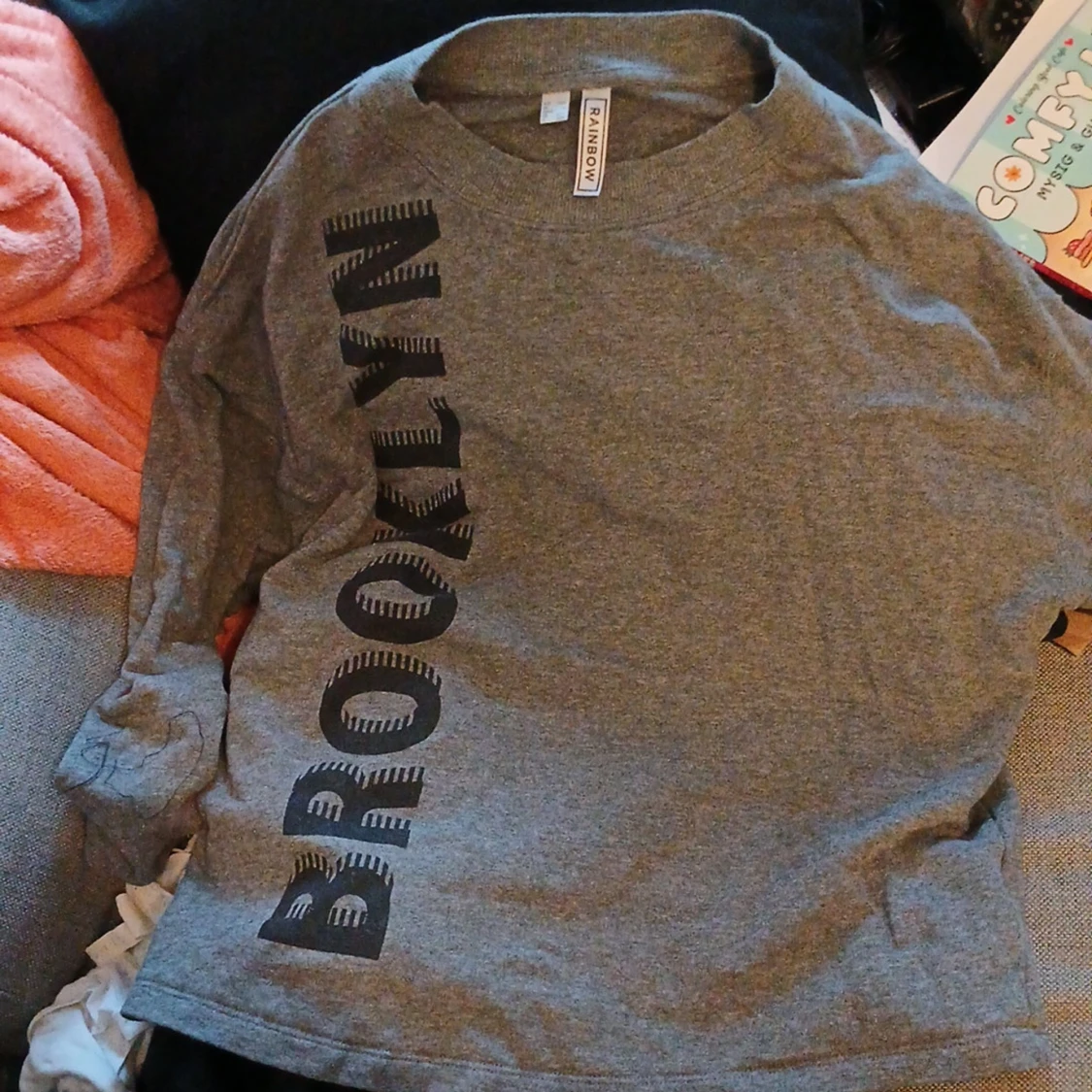 Grå tröja från Rainbow med text