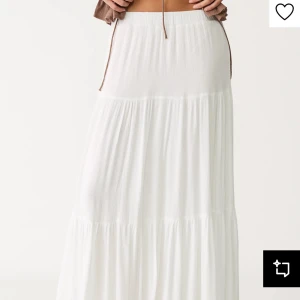 Vit långkjol ftåm strandivarius - Säljer en vacker vit långkjol, helt ny och slutsåld💕💕i Storlek XS. Jag är 174 och den är för kort för mig💕RESERVERAD!!!!