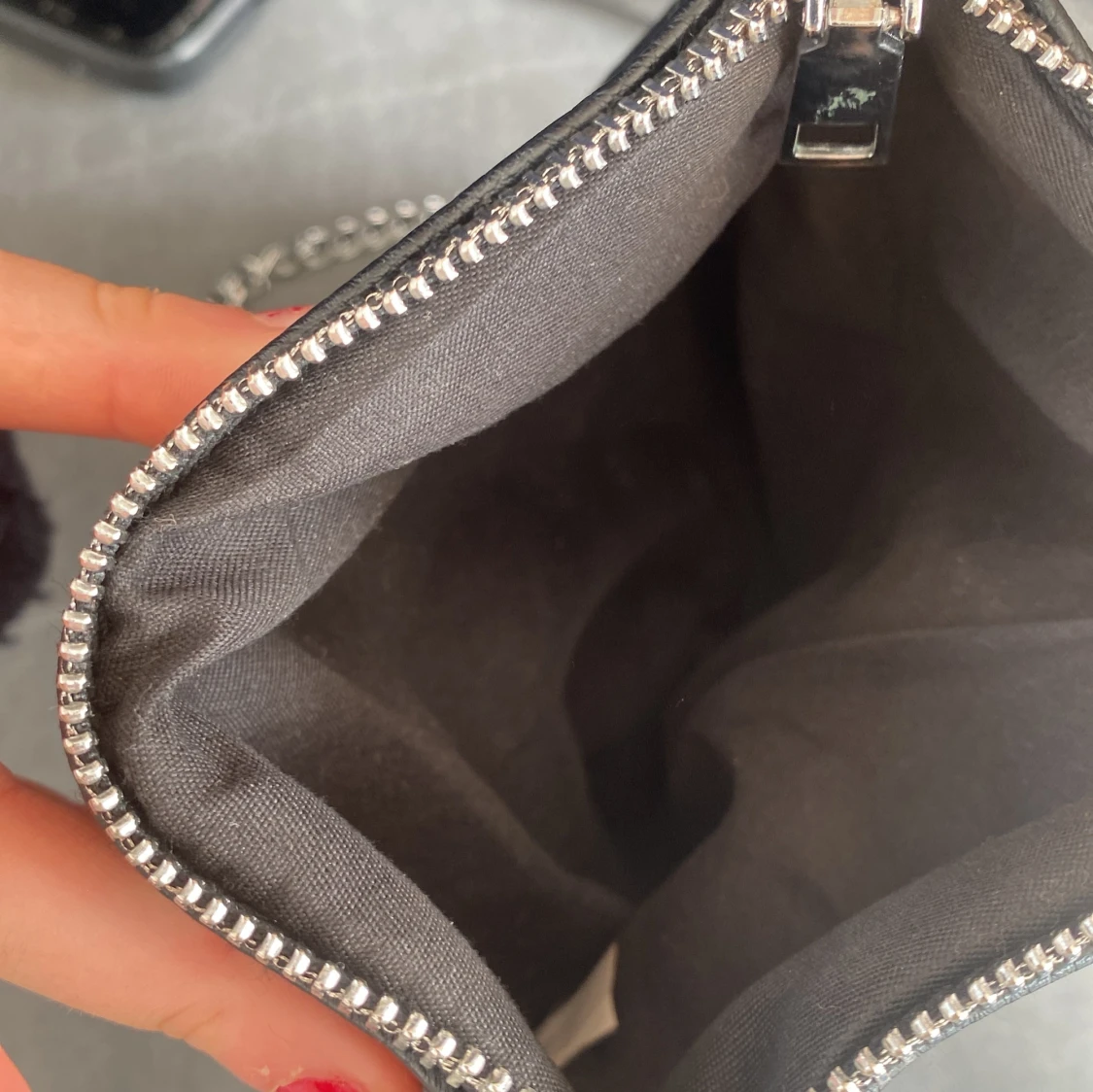Svart axelväska med kedja - 3