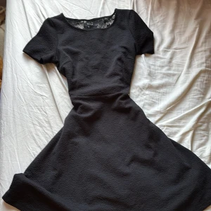 Klänning  - Svart klänning från VILA, använd ett par gånger men inga synliga tecken på det.
