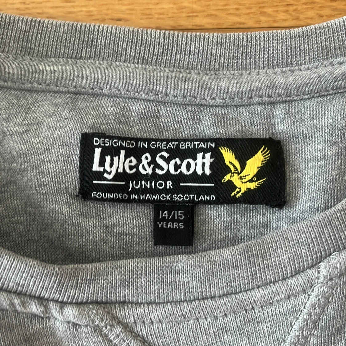 Grå sweatshirt från Lyle & Scott - 1