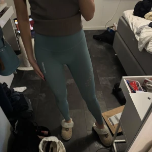 Gröna tights  - Snygga gröna tränings tights med hög midja och tight passform. 