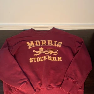 Morris tröja - Riktigt det tröja från Morris i storleken xs. Aldrig används så den är i topp skick! Vill bli av med den så därför säljer jag billig. Kom med frågor! 